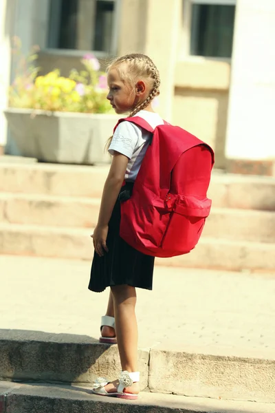 Piccola ragazza vicino alla scuola — Foto Stock