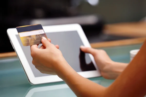 Mãos segurando cartão de crédito com tablet digital — Fotografia de Stock