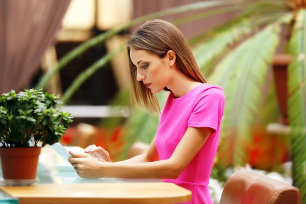 Mujer con tableta digital en la cafetería — Foto de Stock