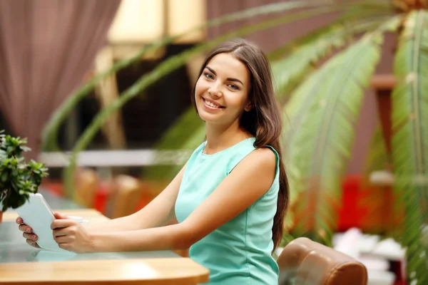 Wanita dengan tablet digital di kafe — Stok Foto