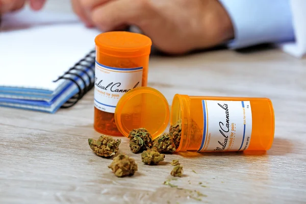 Flessen met medicinale cannabis — Stockfoto