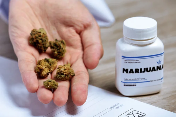 Läkare med medicinsk cannabis — Stockfoto