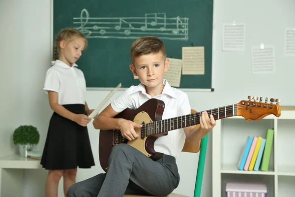 Lindos alumnos que tienen clase de música en el aula de la escuela primaria — Foto de Stock