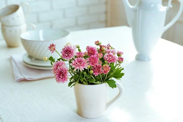 Hermosas flores en jarrón decorativo — Foto de Stock