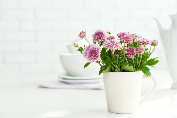 Vackra blommor i dekorativ vas — Stockfoto