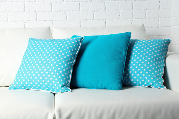 Красочные подушки на диване
