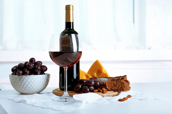 Şarap şişesi ile ürünlerin üzerinde ışık arka plan belirleme — Stok fotoğraf