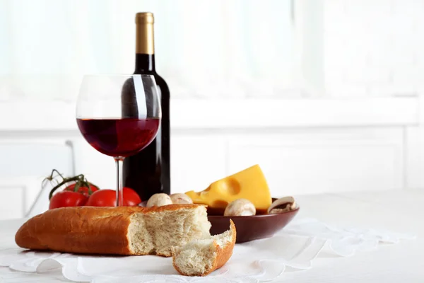 Set med produkter med vinflaska på ljus bakgrund — Stockfoto