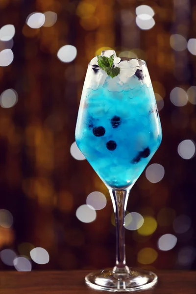 Glas Cocktail mit Eis auf verschwommenem Licht Hintergrund — Stockfoto