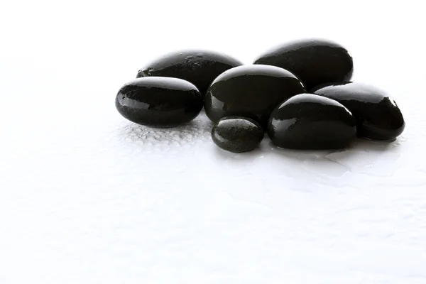 Piedras de spa húmedas aisladas en blanco — Foto de Stock