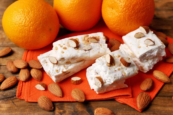 Süßes Nougat mit Mandeln und Orangen — Stockfoto