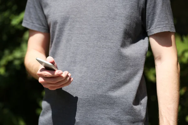 Mann hält Smartphone in der Hand — Stockfoto