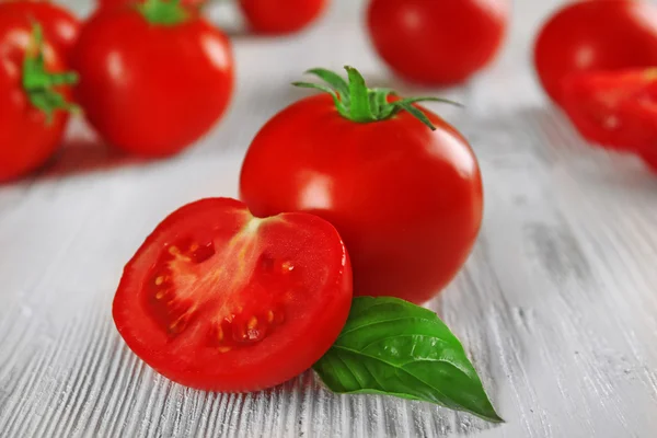 Tomates rojos sobre fondo de madera — Foto de Stock