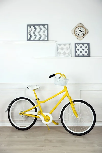 Bicicleta retro amarillo — Foto de Stock