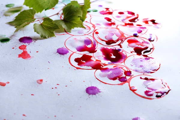 Raisins peints avec du vin rouge — Photo