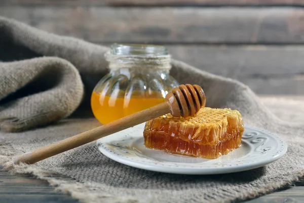 Vaso di miele e favo con paletta — Foto Stock