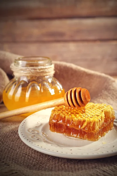 Pot met honing en honingraat met beer — Stockfoto
