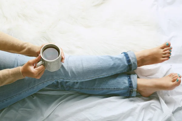 Mujer en la cama con taza de café — Foto de Stock