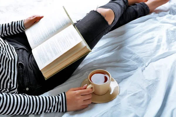 Mulher com livro velho e xícara de café — Fotografia de Stock