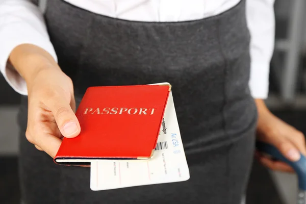 Жінка тримає паспорт і квитки — стокове фото