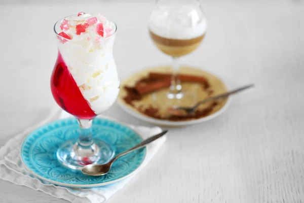 Leckere Gelee-Desserts mit Sahne — Stockfoto