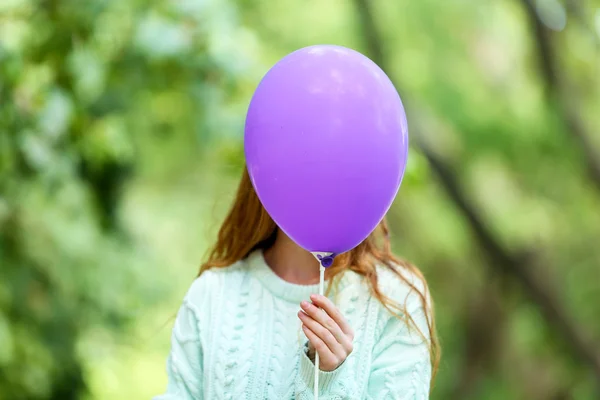 Kız holding balon yüz yakınındaki — Stok fotoğraf