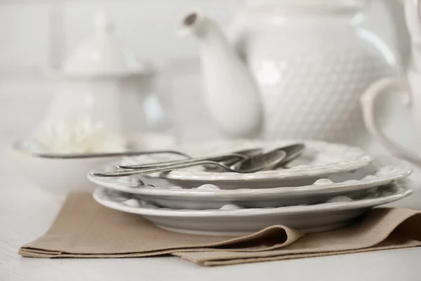 Чистые тарелки крупным планом — стоковое фото
