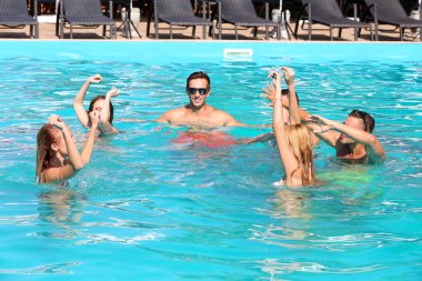 Gençler eğleniyor. 