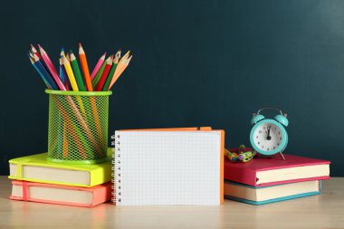 Ahşap masa okul malzemeleri