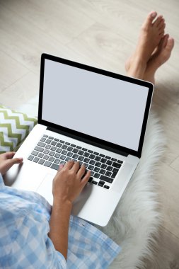 Dizüstü bilgisayarla çalışan kadın