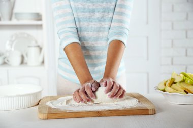 Elmalı turta için hamur yapma