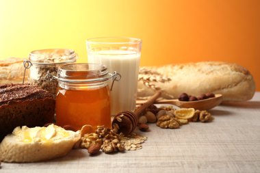 Sağlıklı Kahvaltı ekmek, bal, fındık ile