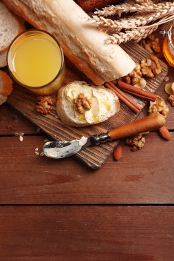 Cam Kavanoz ve fındık tatlım.