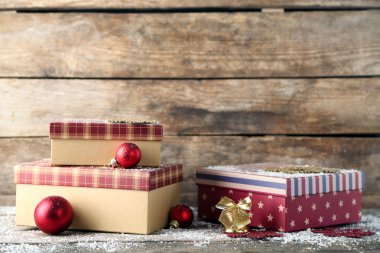 Tahta arka planda hediye kutuları