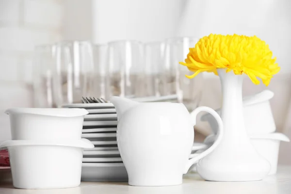 Platos limpios sobre la mesa — Foto de Stock