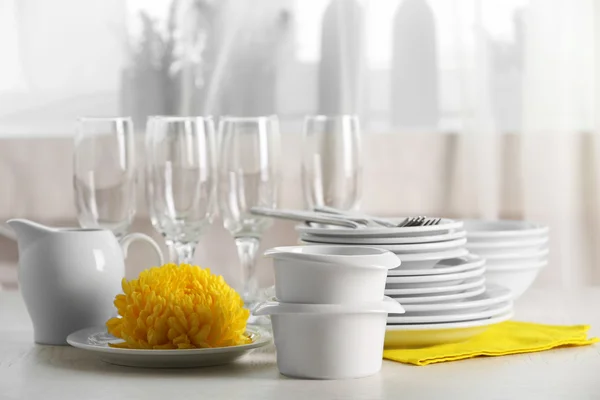 Clean dishes on the table — Stock Photo, Image