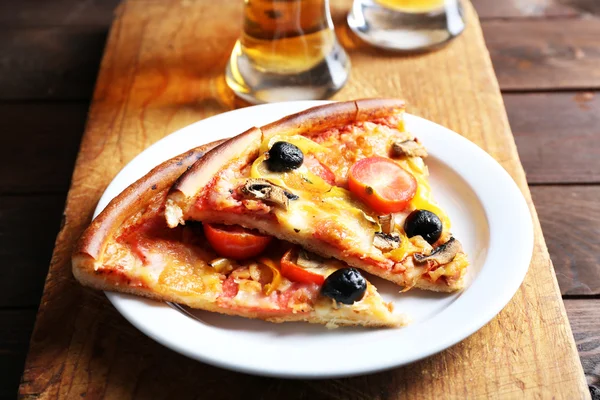 Kesme tahtası üzerinde pizza dilimlenmiş — Stok fotoğraf