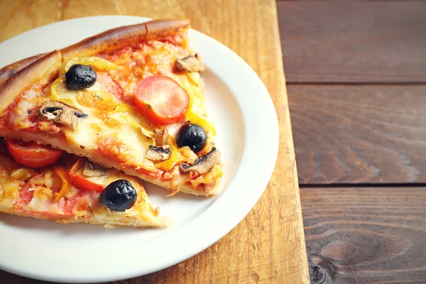 Kesme tahtası üzerinde pizza dilimlenmiş — Stok fotoğraf