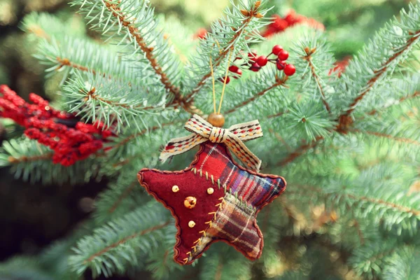 Різдвяні іграшки на гілці ялинки — стокове фото