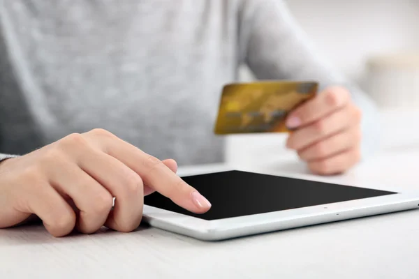 Mujer con tableta digital y tarjeta de crédito — Foto de Stock