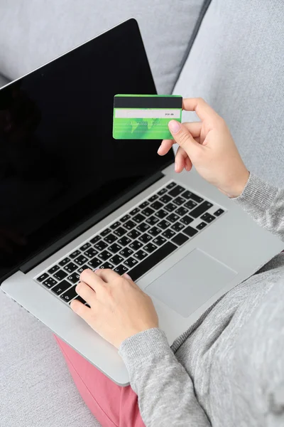 Mujer con laptop y tarjeta de crédito —  Fotos de Stock