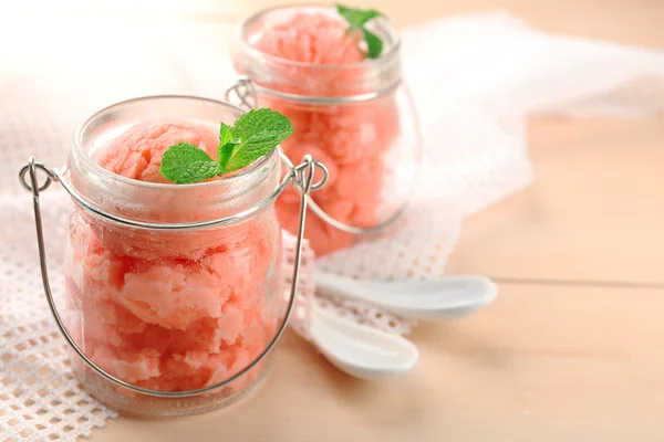 Wassermeloneneis im Glas — Stockfoto