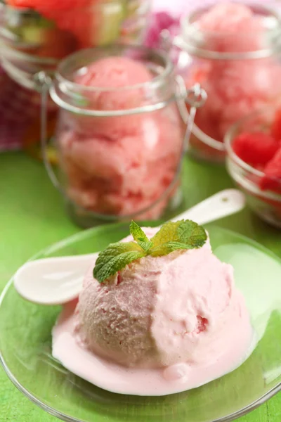 Watermeloen ijs in glazen pot en op plaat — Stockfoto