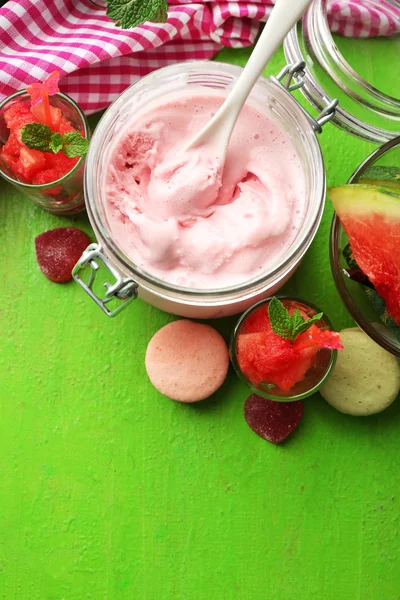 Helado de sandía en frascos de vidrio —  Fotos de Stock