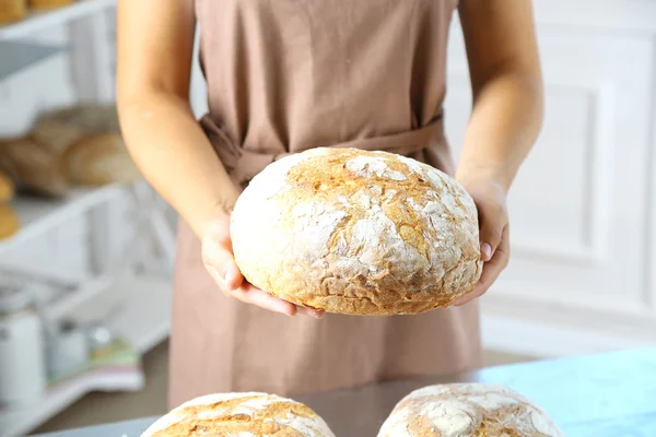 Baker tenant du pain fraîchement cuit — Photo