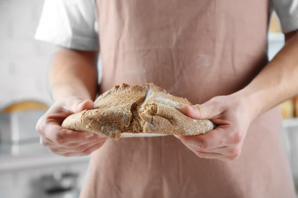 Bäcker überprüft frisch gebackenes Brot — Stockfoto