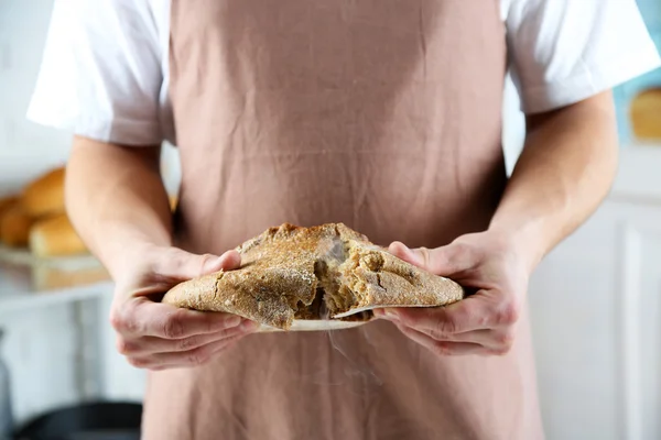 Bäcker überprüft frisch gebackenes Brot — Stockfoto