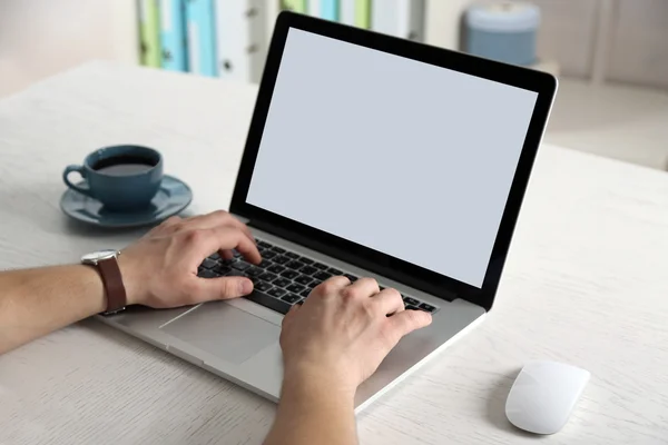 Mann arbeitet mit Laptop — Stockfoto