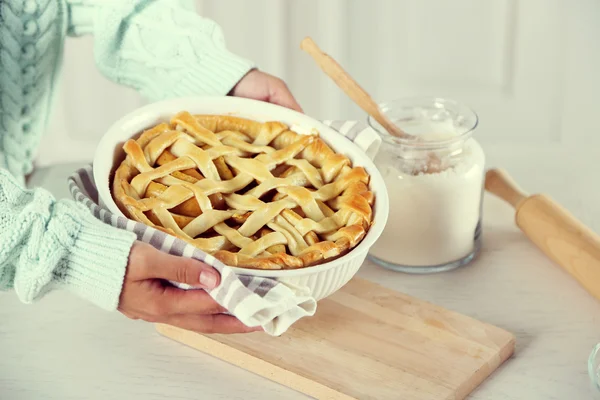 Tarta de manzana casera en manos femeninas — Foto de Stock