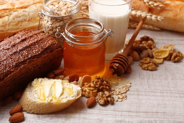 Desayuno saludable con pan, miel, nueces —  Fotos de Stock